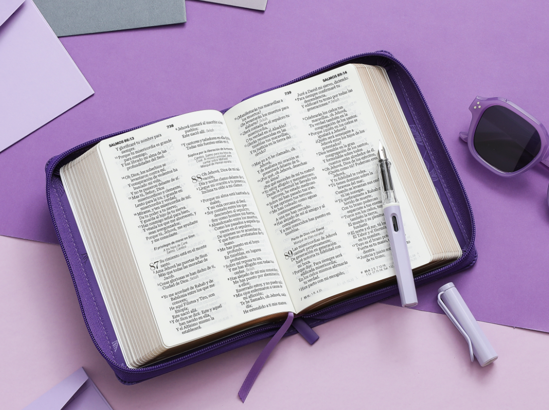 Biblia Letra Grande con Cierre - Lila con Hojas Primaverales Símil Piel - RVR1960 - Imagen 4