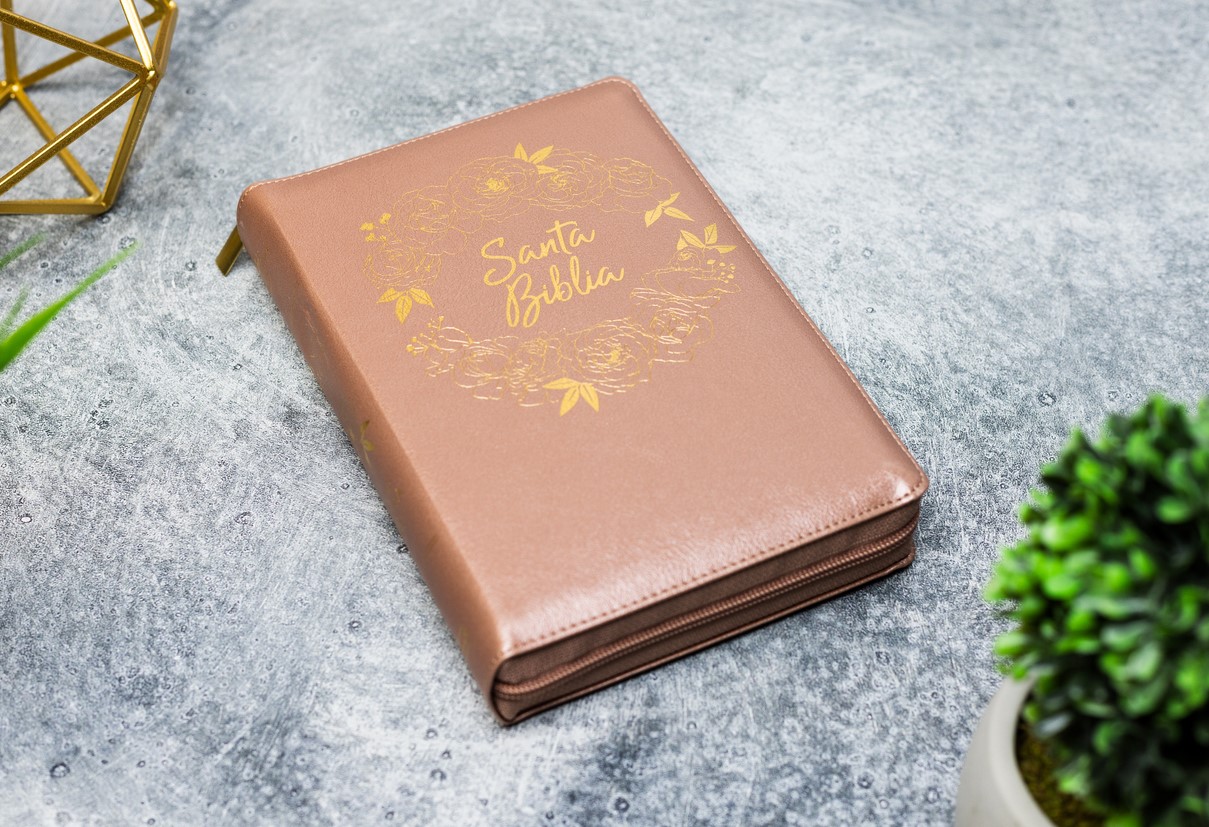 Biblia Tamaño Manual Letra Gigante con Índice y Cierre – Rosa Perla Símil Piel – RVR1960 - Imagen 4