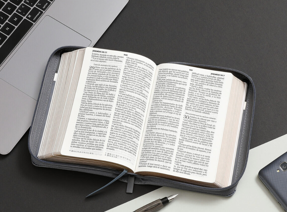 Biblia Letra Grande con Cierre - Tricolor Negro/Blanco/Gris Símil Piel - RVR1960 - Imagen 3