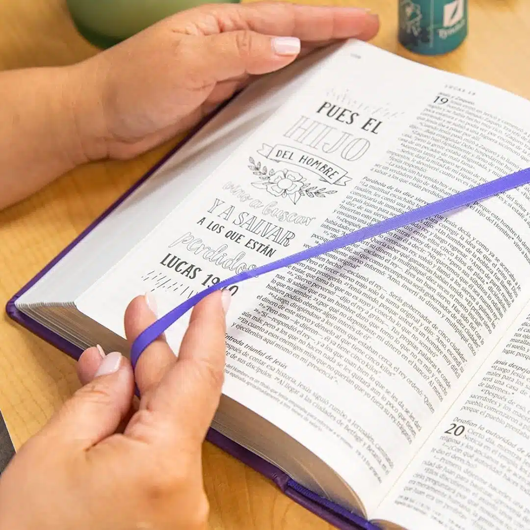 Biblia Inspira NTV con Filament Tapa dura de SentiPiel, Lavanda - Imagen 4