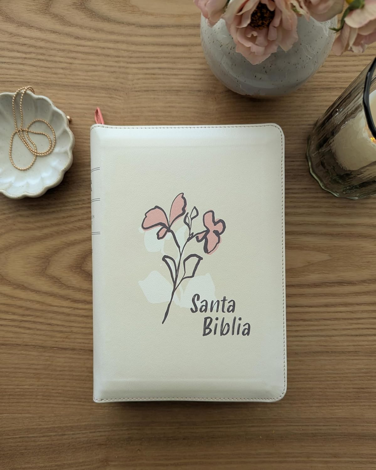 Biblia NTV Compacta Letra Gigante de Cierre con Filament – Beige Símil Piel - Imagen 4